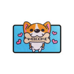 Ce paillasson rectangulaire est jaune avec un dessin de chien. Il est sur un fond blanc.
