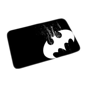 Paillasson noir rectangulaire avec bords arrondis et le logo de Batman au coin à droite en blanc