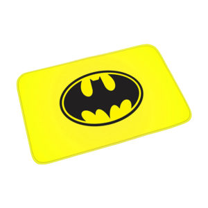 Paillasson jaune rectangulaire avec le logo noir de batman au milieu