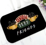 Paillasson noir avec le logo du café de Central perk, le café où les personnages de friends se rencontrent.