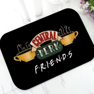 Paillasson noir avec le logo du café de Central perk, le café où les personnages de friends se rencontrent.