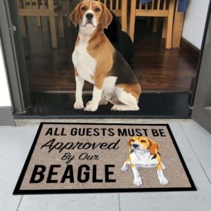 Paillasson à l'effigie d'un Beagle, positionné dans l'entrée d'une maison confortable et accueillante avec un véritable Beagle sur le seuil