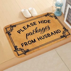 Paillasson rectangle de couleur beige marron kraft avec une inscription humoristique qui dit : "S'il vous plait, cachez les paquets à mon mari".