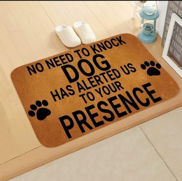 Paillasson humoristique rectangle, beige, marron, kraft qui dit : inutile de frapper, le chien nous a déjà prévenu de votre présence