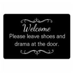 Paillasson rectangulaire noir en caoutchouc antidérapant qui dit : "merci de laisser vos chaussures et vos soucis à l'entrée".