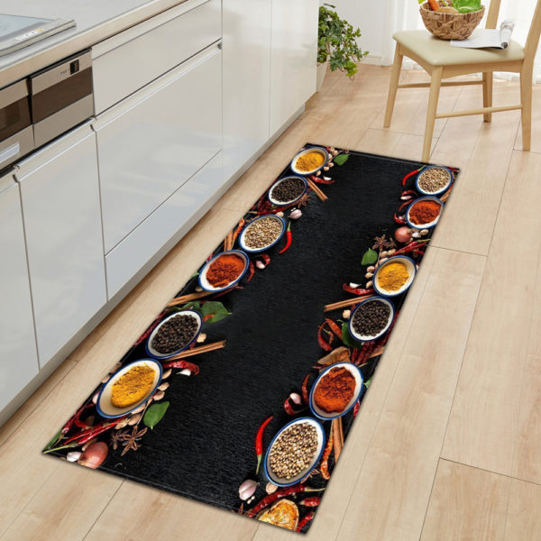 Tapis noir avec bols d'épices aux extrémités. Parquet marron clair et meubles de cuisine blancs.