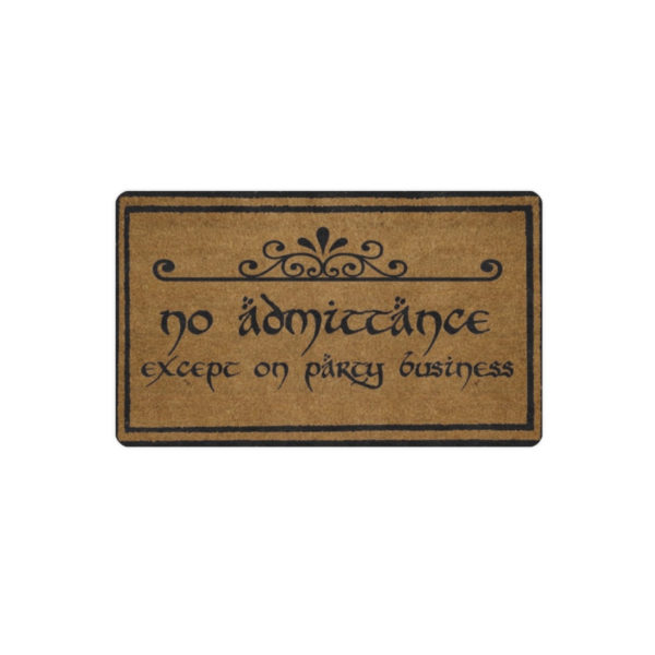 Un paillasson marron sur fond blanc. Orné de motifs en noir avec écrit en caractère hobbit "No admittance except on party business".