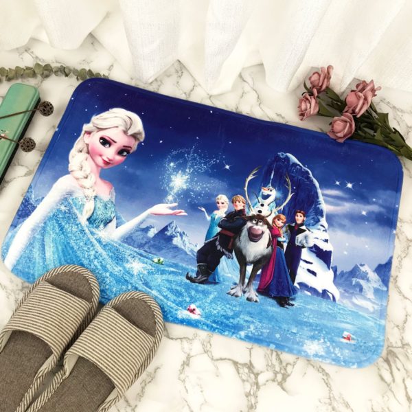 paillasson la reine de neige posé sur un sol en marbre avec des chausssons