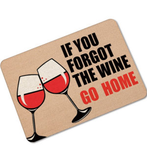 Paillasson rectangle marron avec deux verres de vin qui trinquent et un message noir et rouge sui dit "si vous avez oublié le vin, rentrez chez vous"