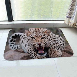 Paillasson imprime d'un leopard qui rugit devant une fenetre sur du carrelage