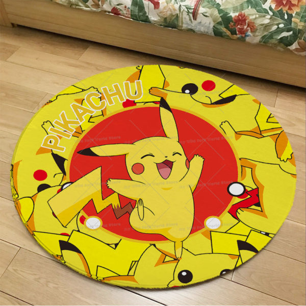 Paillasson jaune circulaire avec pikachu au centre. Parquet marron clair en fond.