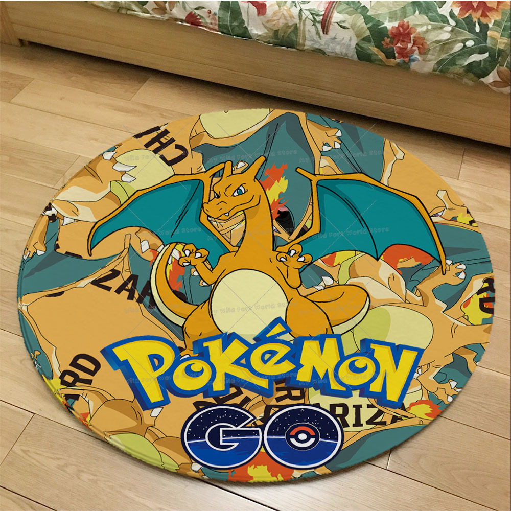 Paillasson circulaire représentant Dracaufeu et l'écriture Pokémon go. En fond, parquet marron clair et bordure de lit.