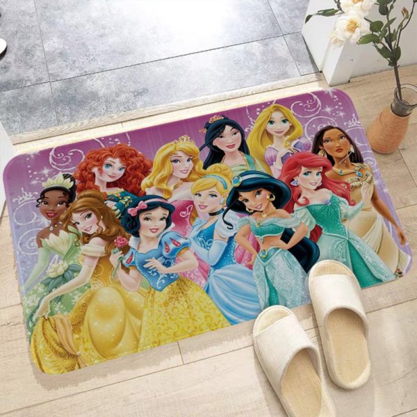 Paillasson des princesse de disney sur le sol avec des chaussons dessus
