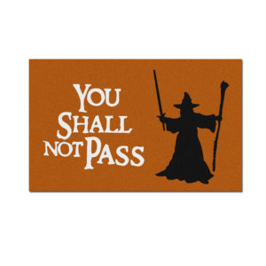 Le paillason marron sur fond blanc est décoré de la silhouette de Gandalf en noir et du texte blanc "You shall not pass".