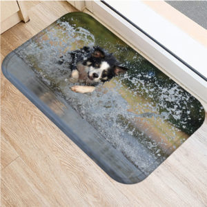 Paillasson rectangle d'intérieur orné de la photo d'un chien de berger noir et blanc qui court dans l'eau d'une rivière