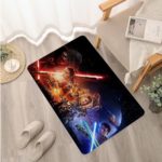 Paillasson star wars imprimé des personnages de la saga. Le tapis est posé sur du parquet à côté d'un rideau, d'une chaise et de chaussons