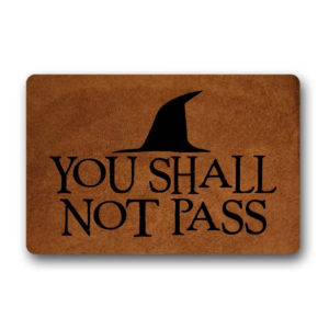 Un paillasson marron sur un fond blanc. En lettres noires est écrit "You shall not pass". Au dessus, la silhouette du chapeau du magicien Gandalf dans le Seigneur des Anneaux.