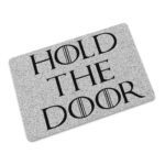 paillasson gris avec écrit "hold he door" d'inspiration game of thrones