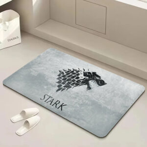 paillasson game of thrones gris avec un imprimé dragon noir sur un sol de salle de bain avec des chaussons blancs